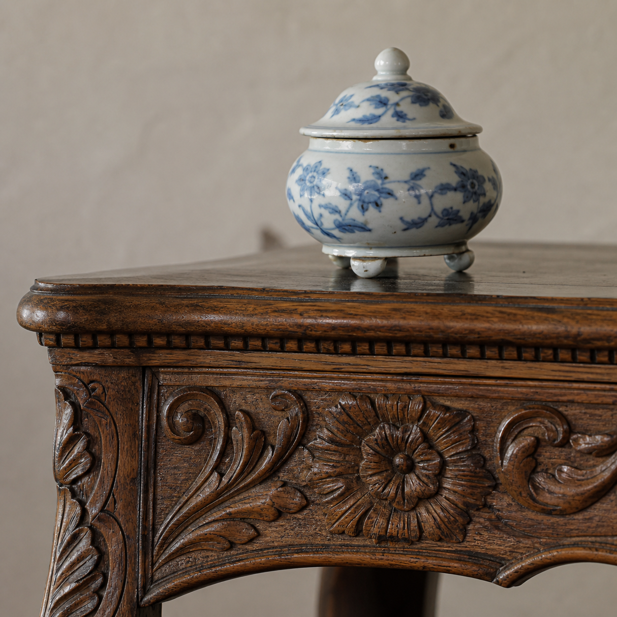 Objet d'art posé sur un meuble ancien