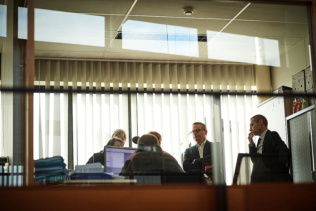 Collaborateurs d'INTERMEDIANCE réunis autour d'un dossier