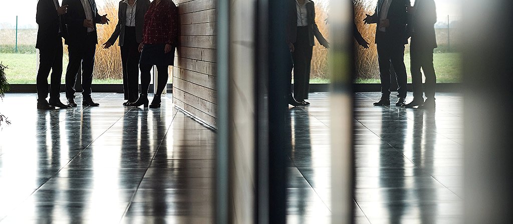 Des collaborateurs d'INTERMEDIANCE échangent dans les bureaux