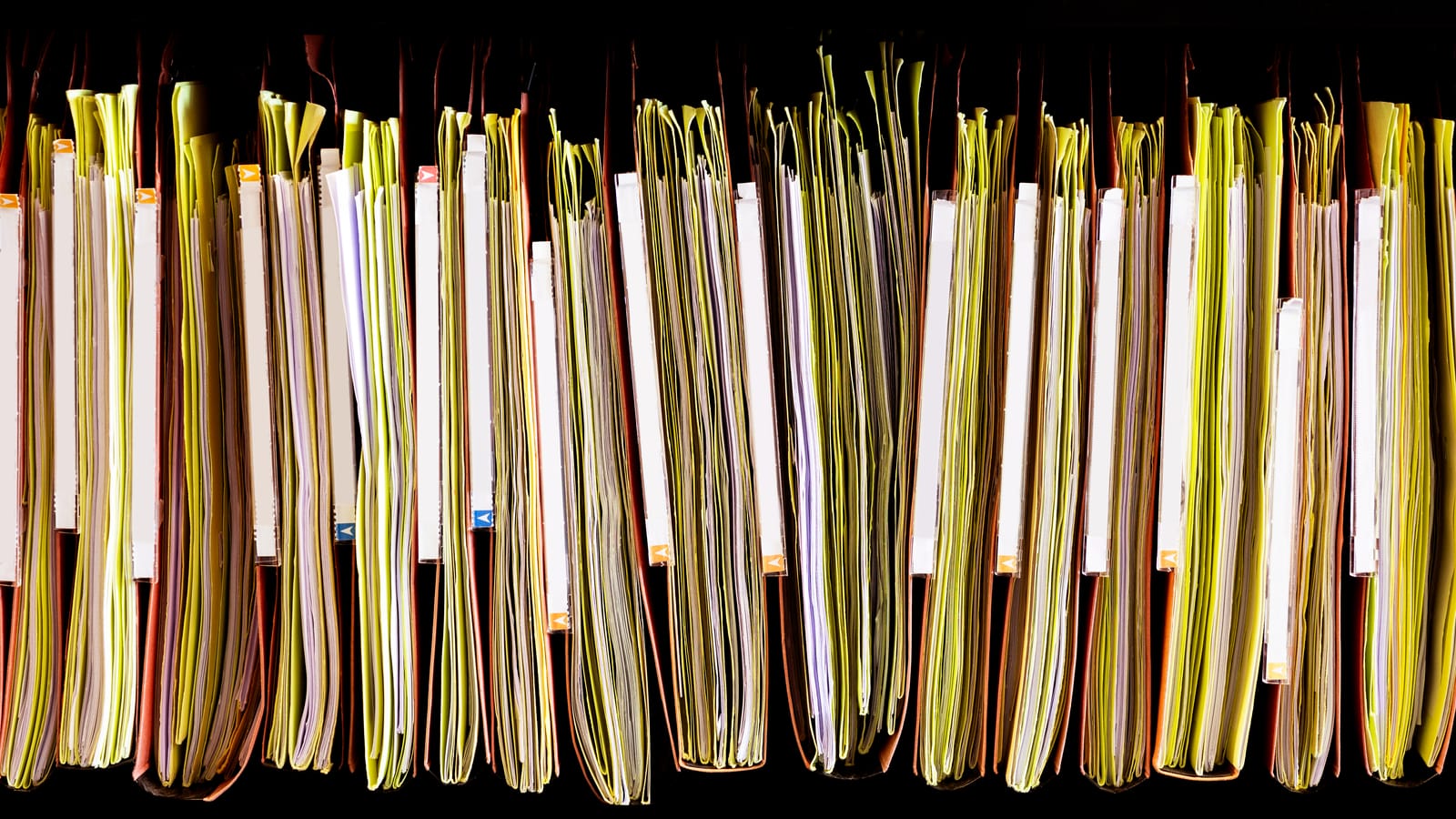 Dossiers papier classés dans les bureaux INTERMEDIANCE